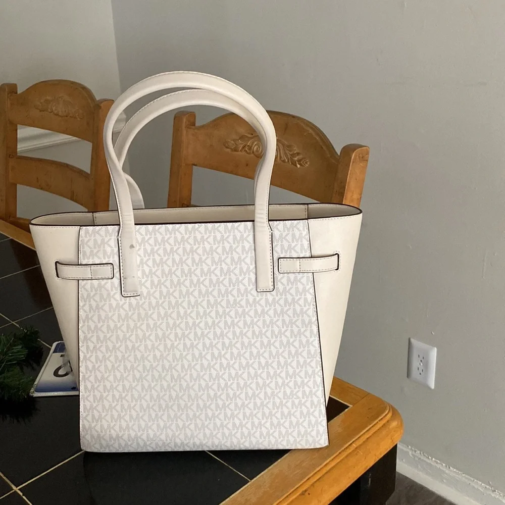 Bag has been carried 3 times and in brand new condition - Picture 2 of 5